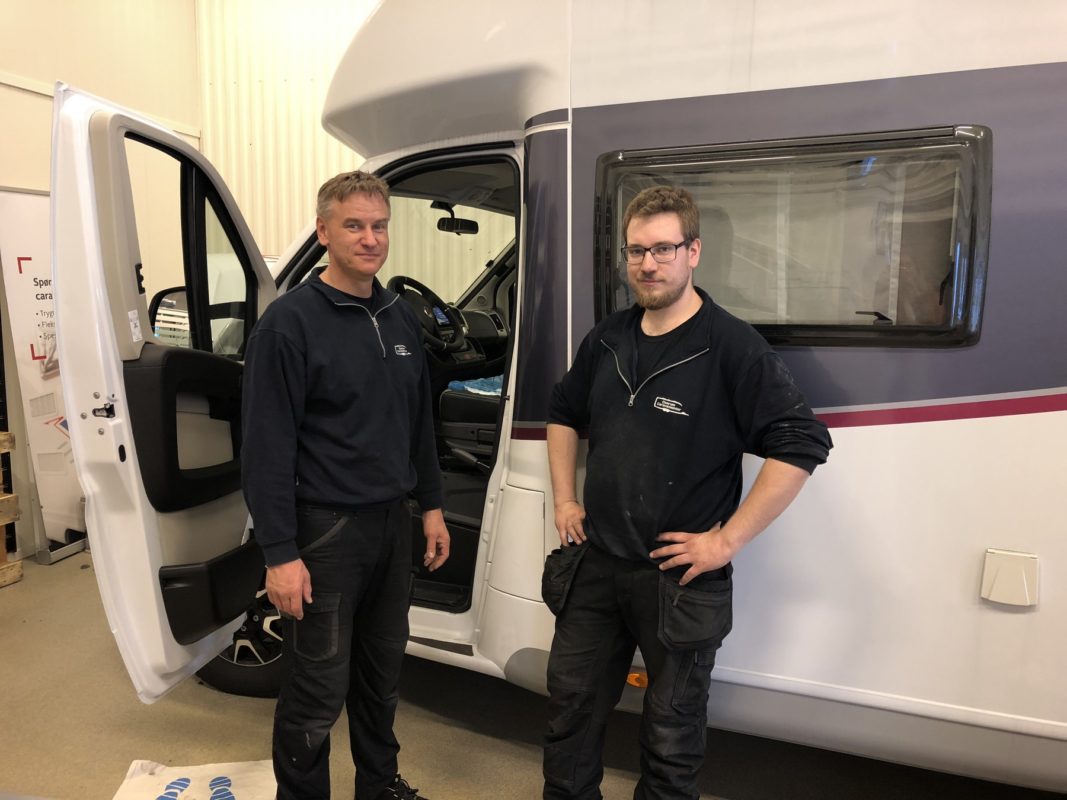 Bilde gutta på verksted