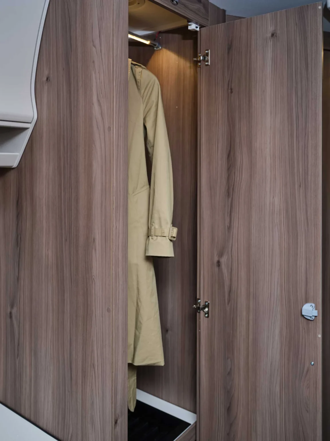 Garderobe i bobil med klær – smart oppbevaring på liten plass.