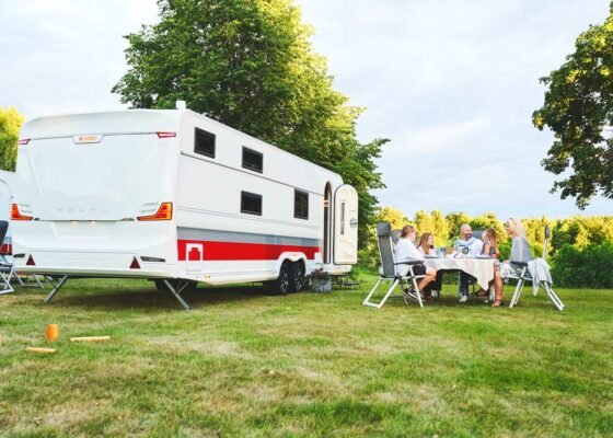 Campingvogn på campingplass – riktig oppstilling gir bedre komfort.
