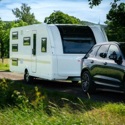 Campingforhandler i Innlandet med campingvogn klar for ferie på veien.