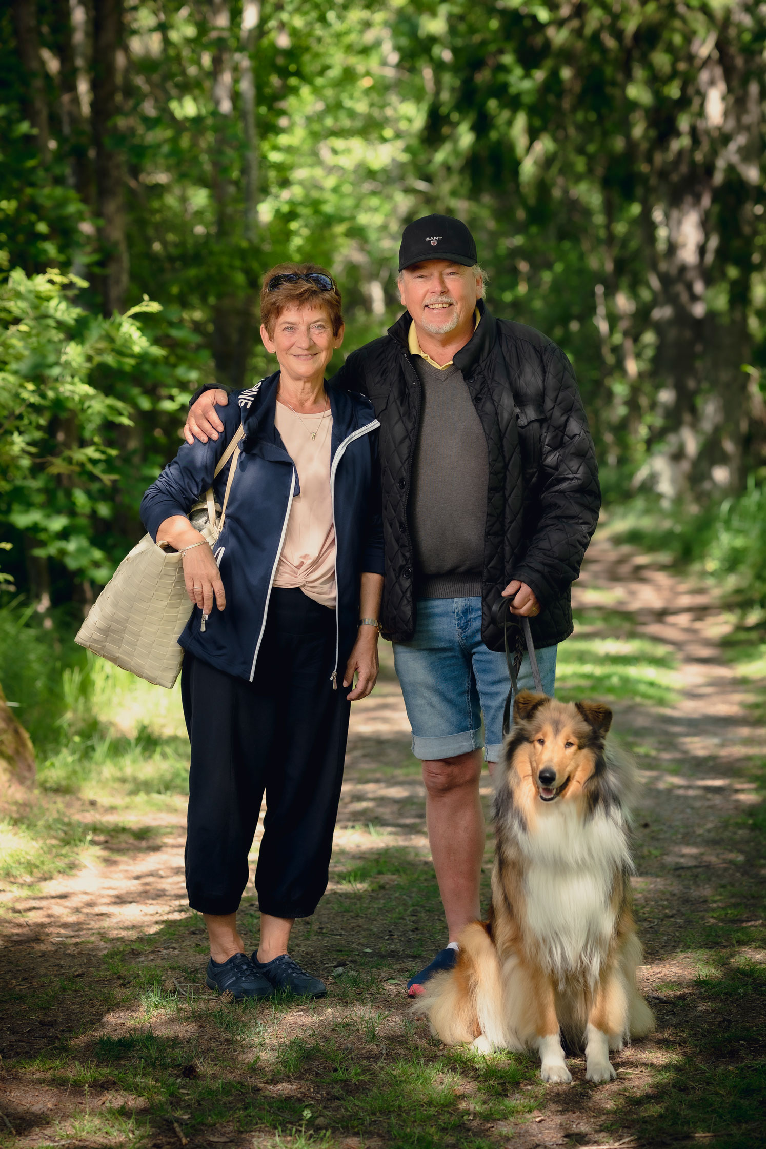 Par på tur med hund fra bobil i naturskjønne omgivelser